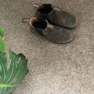 brown blundstones!